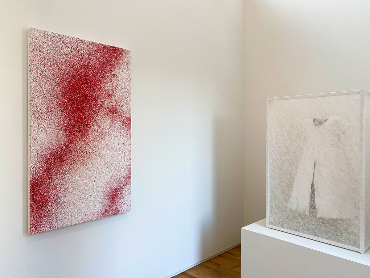 Kanda & Oliveira「NISHIJI COLLECTION」展 塩田千春 《Skin》 2020年 、《State of Being(Dress)》 2019年
