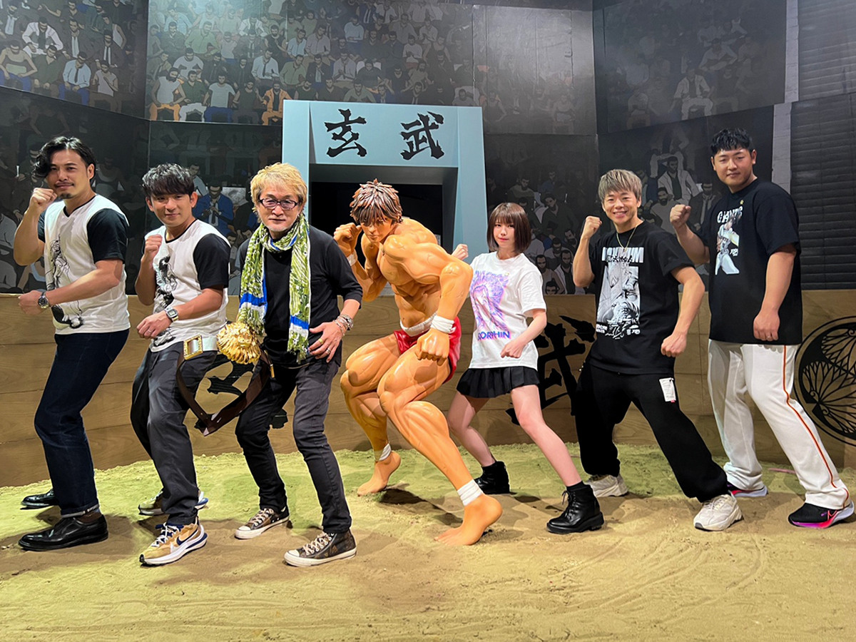 Gallery AaMo(ギャラリー アーモ)「連載30周年記念 地上最強刃牙展ッ!in東京ドームシティ」会場 (左から)アルコ&ピース、板垣恵介、刃牙、えなこ、武尊、岡本和真