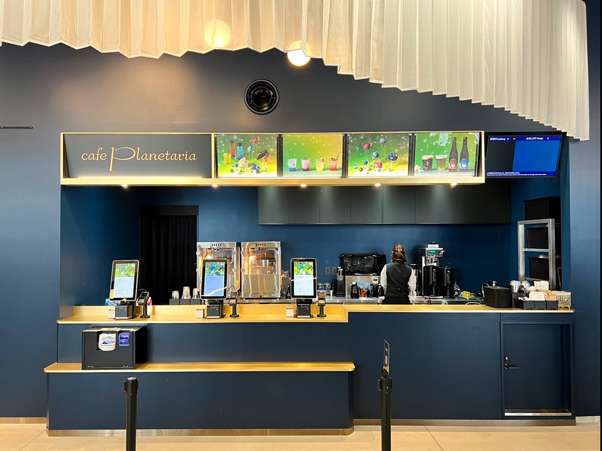 「コニカミノルタプラネタリアYOKOHAMA」　館内のカフェ「Cafe Planetaria」
