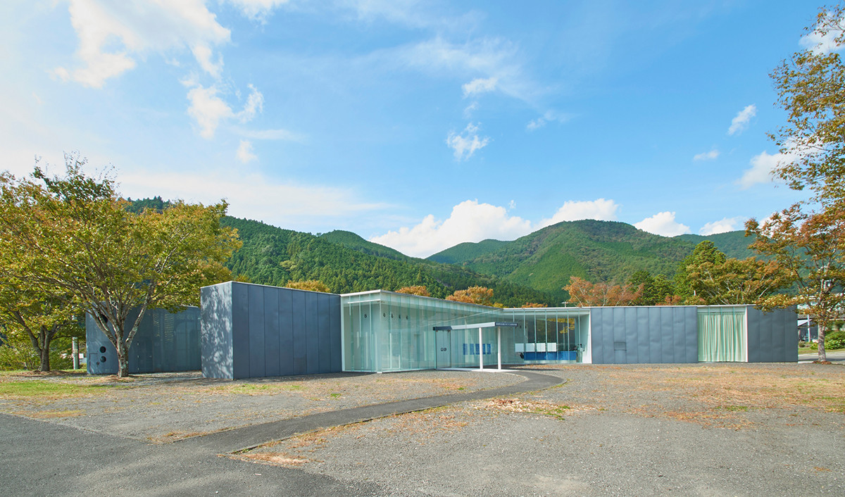 熊野古道なかへち美術館は、建築家ユニット、妹島和世＋西島立衛／SANAAが最初に手掛けた美術館です（1998年開館）