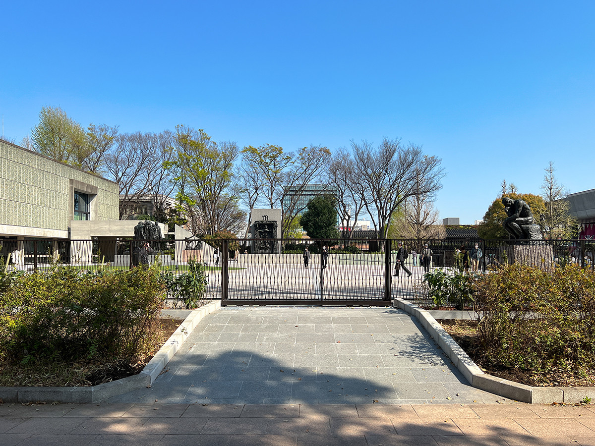 国立西洋美術館 西側(上野公園の噴水広場側)に新設された出入口。「T字の線」はここから伸びている。