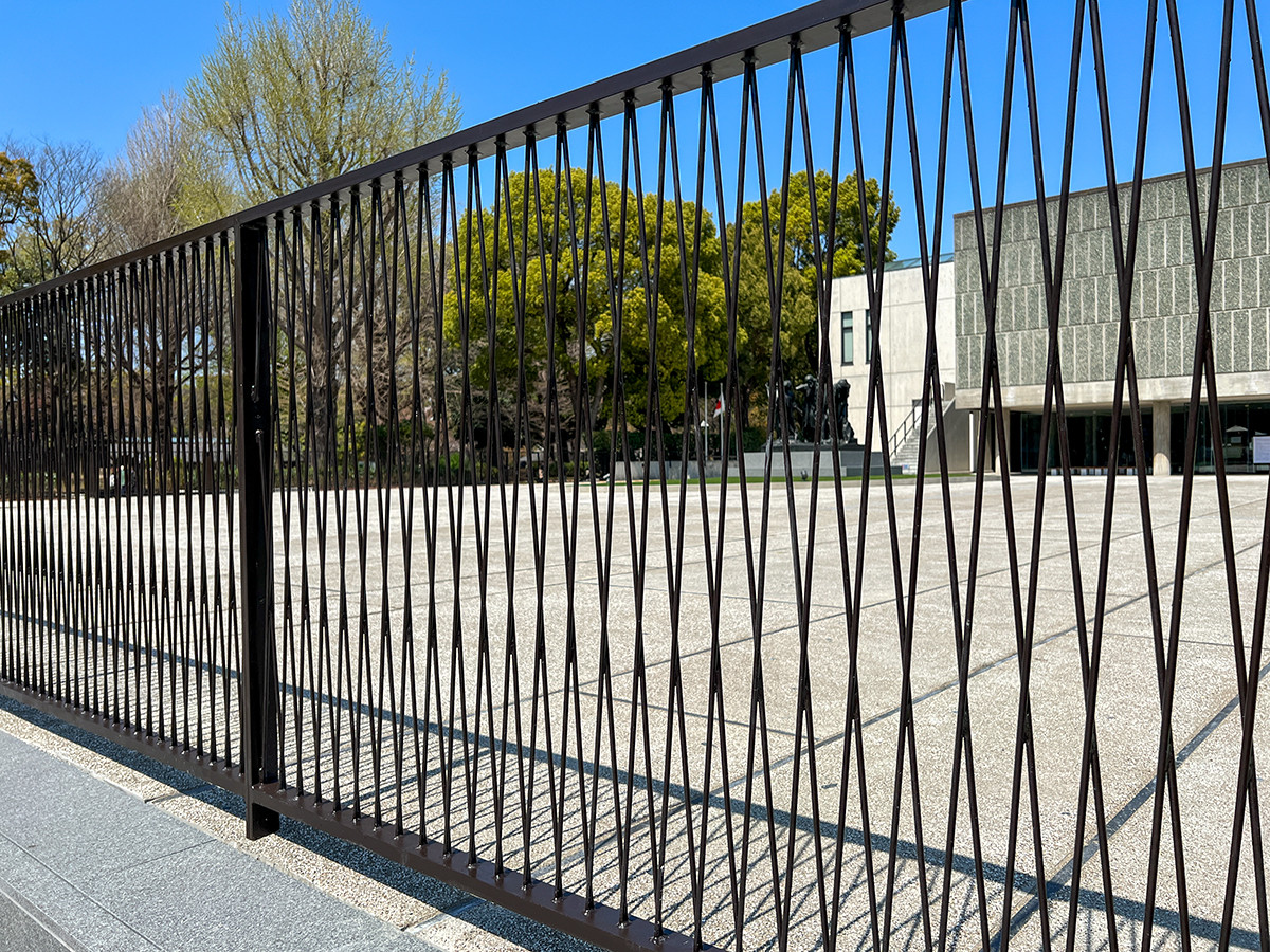 国立西洋美術館　透過性がある意匠に変更された柵