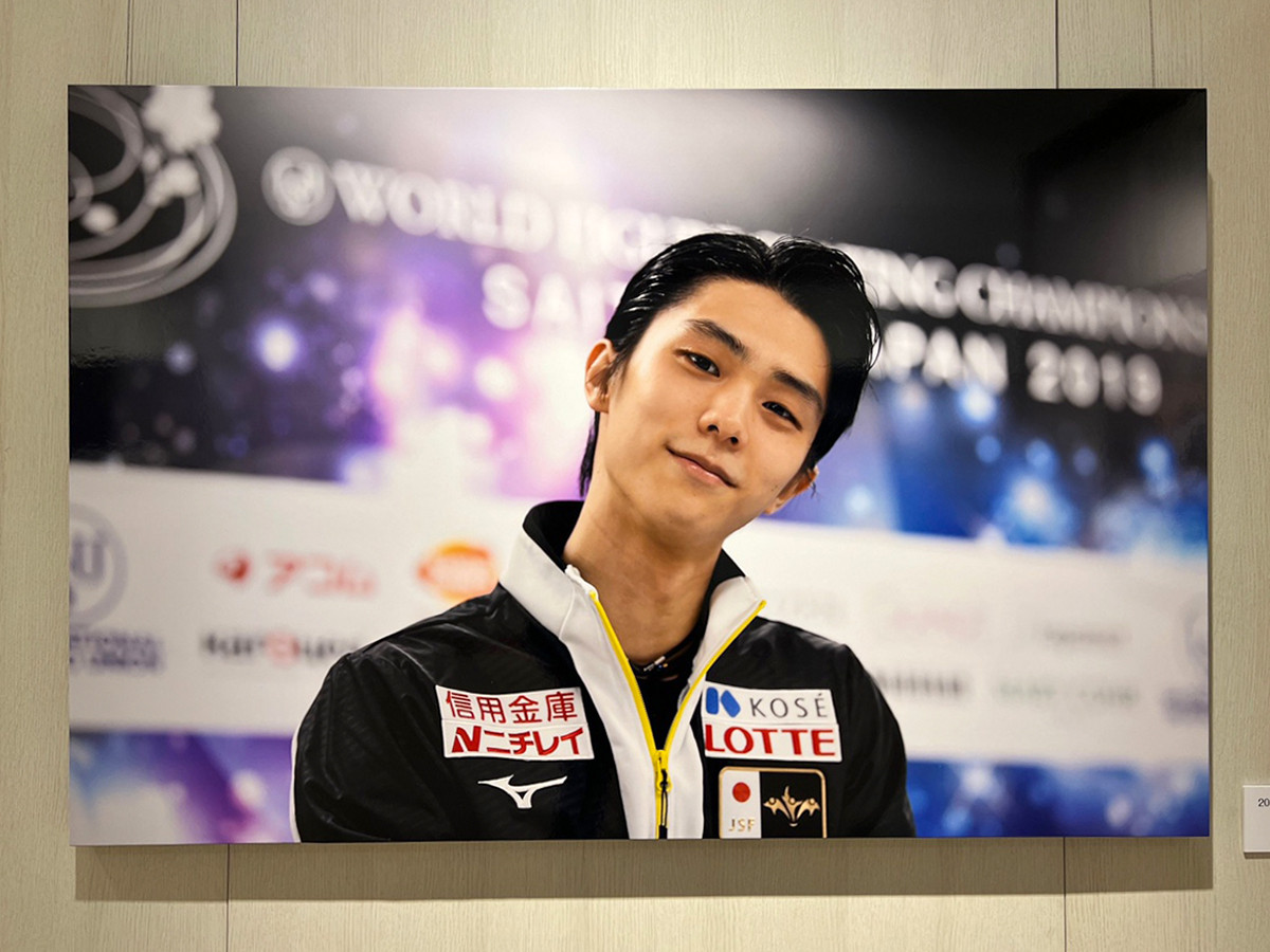 日本橋髙島屋「羽生結弦展2022」会場　田中宣明撮影《2019年世界選手権フリー後の会見》