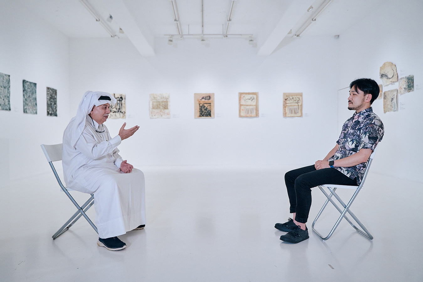 「紙の対話（Dialogue on Paper）: カタール・日本文化年の遺産」会場　（左から）ヨセフ・アハマド、西垣肇也樹