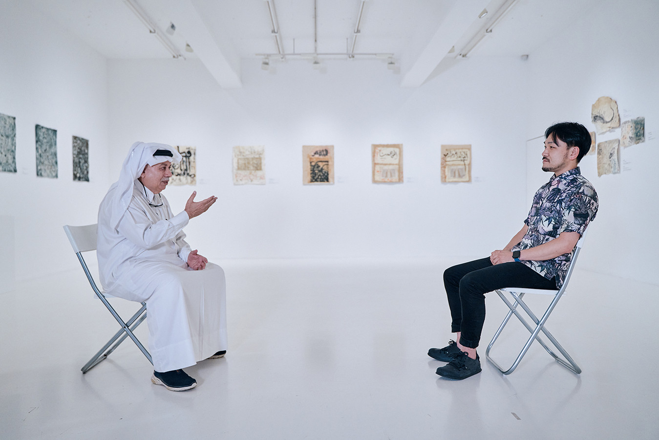 「紙の対話(Dialogue on Paper): カタール・日本文化年の遺産」会場 (左から)ヨセフ・アハマド、西垣肇也樹