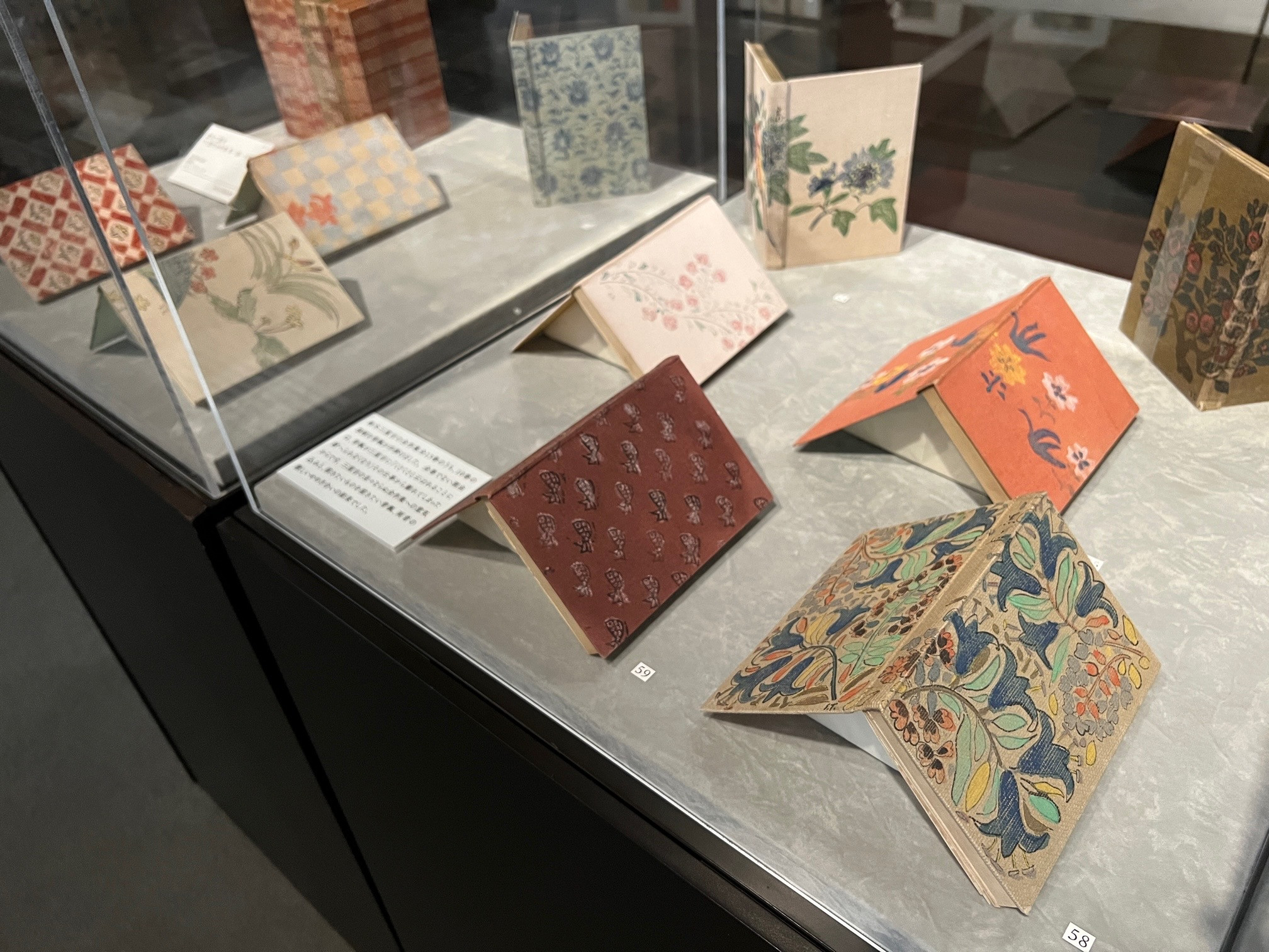 松濤美術館「津田青楓 図案と、時代と、」会場