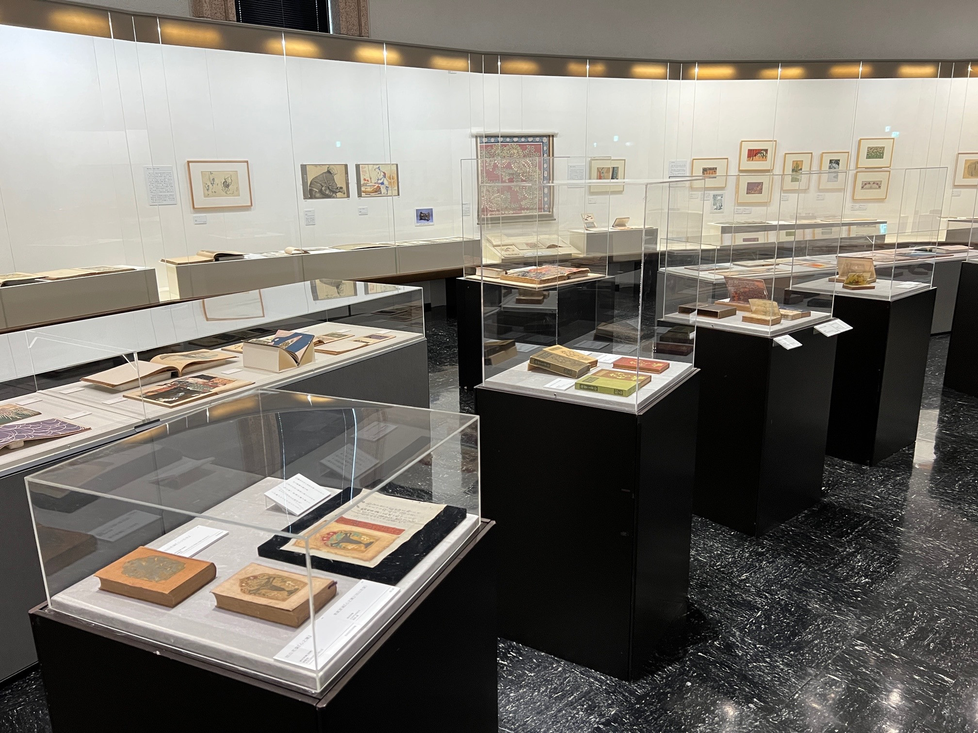 松濤美術館「津田青楓 図案と、時代と、」会場