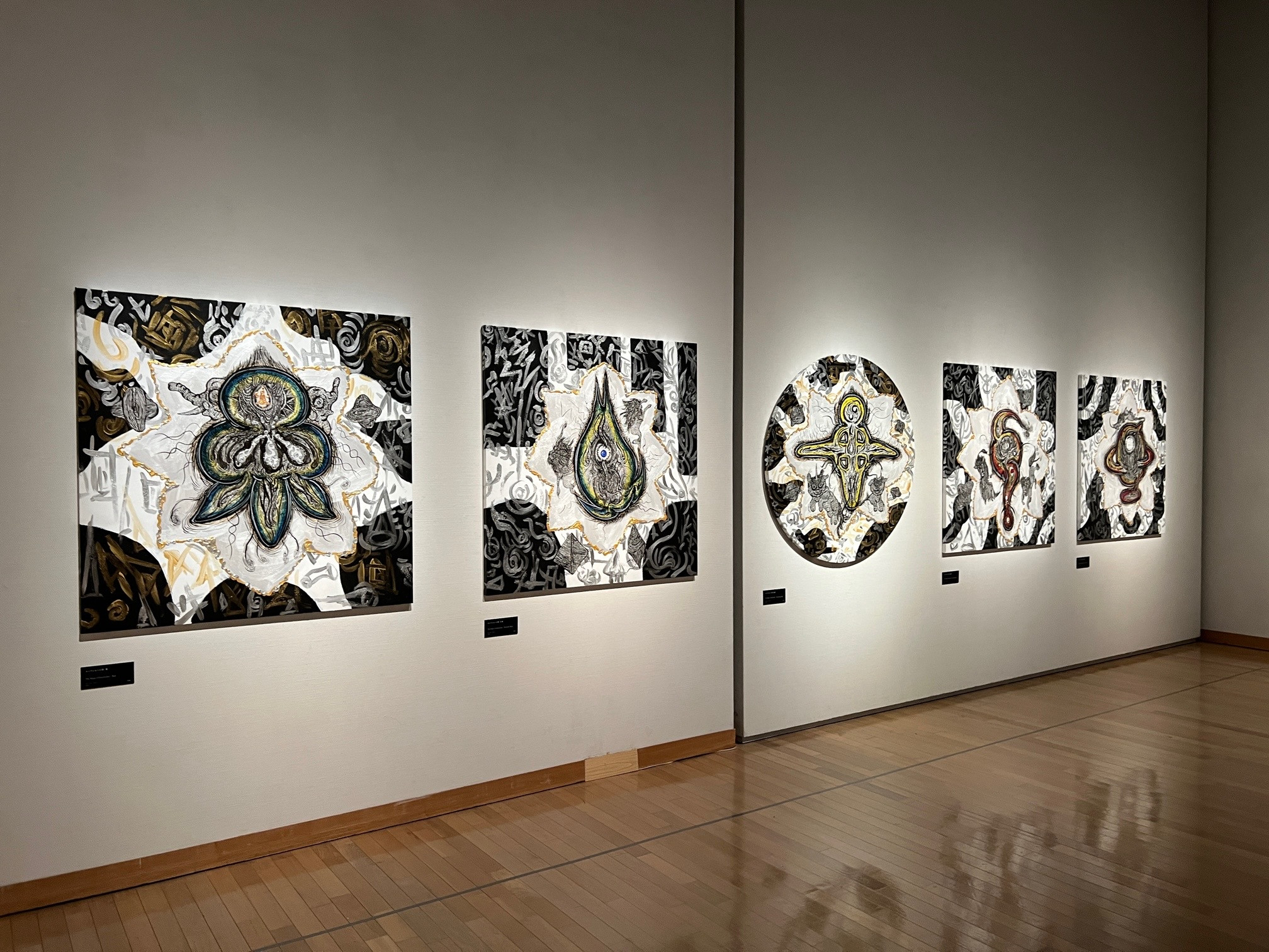 川崎市岡本太郎美術館「小松美羽展 岡本太郎に挑む―霊性とマンダラ」会場