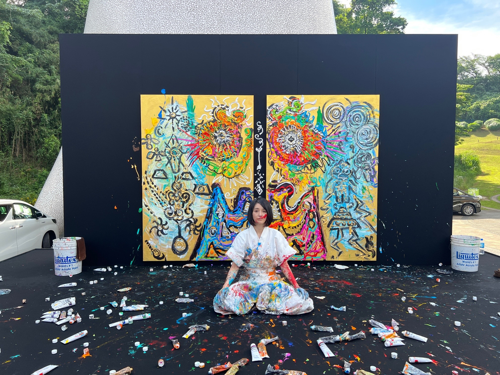 川崎市岡本太郎美術館「小松美羽展 岡本太郎に挑む―霊性とマンダラ」 ライブペインティングを終えた小松美羽