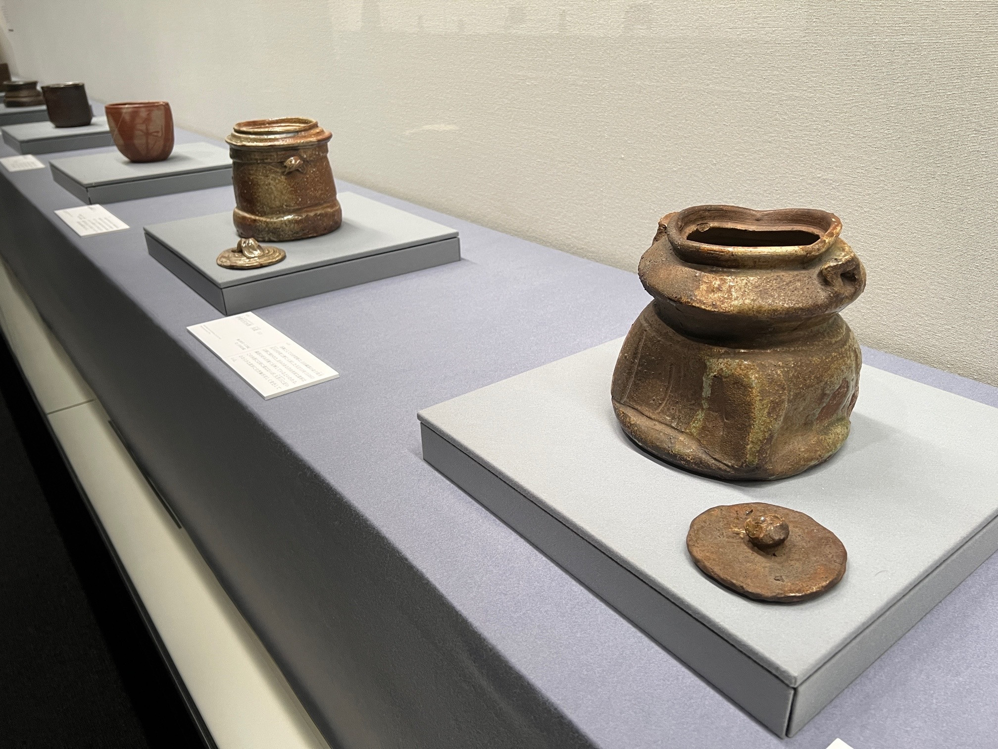 三井記念美術館「茶の湯の陶磁器 “景色”を愛でる」会場