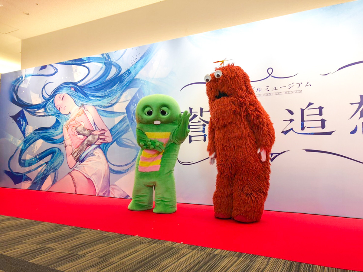 東京ミッドタウン・ホール「グラブルミュージアム 蒼の追想」オープニングセレモニー (左から)ガチャピン、ムック
