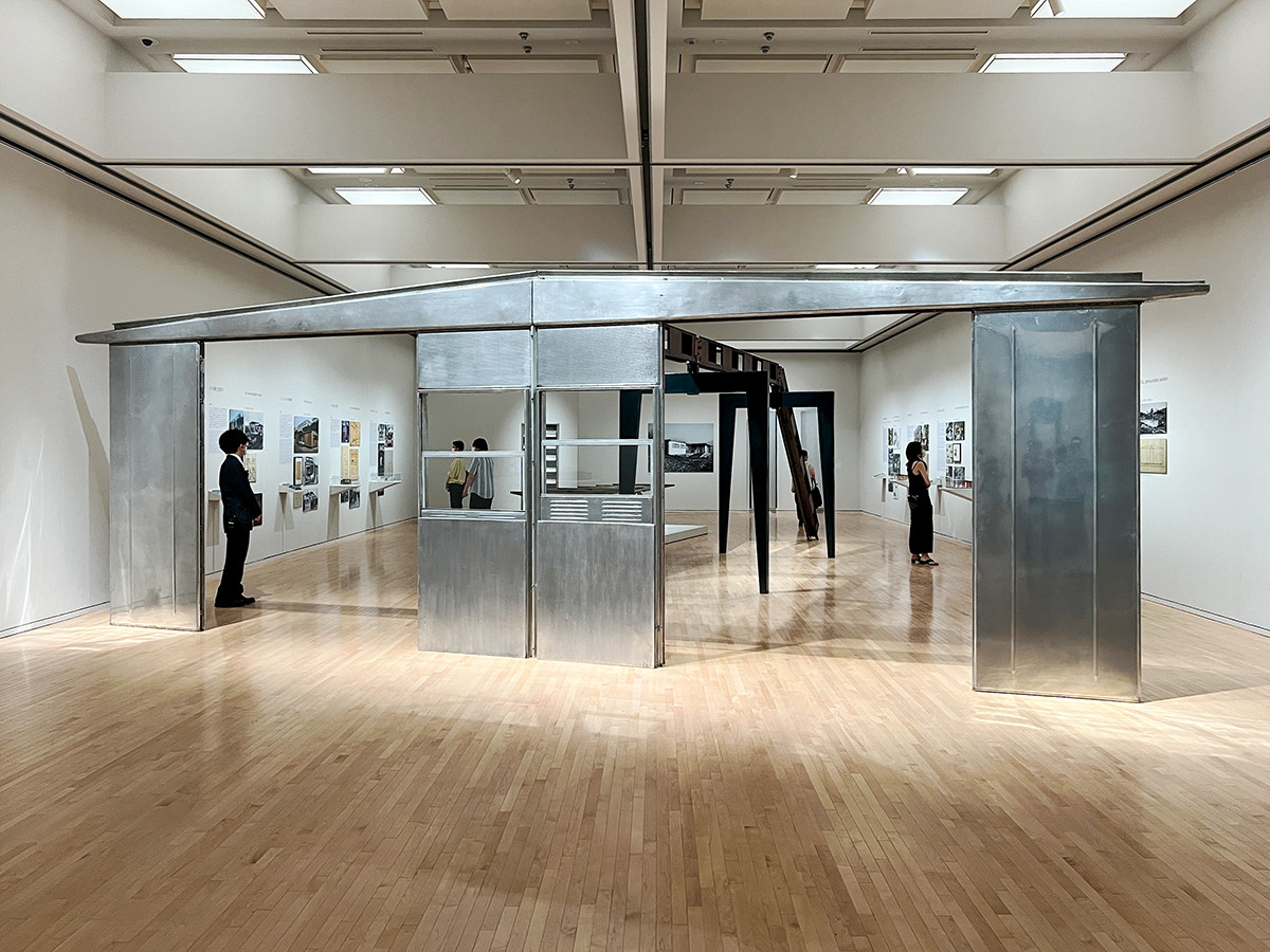 東京都現代美術館「ジャン・プルーヴェ展　椅子から建築まで」会場風景　《「メトロポール」住宅（プロトタイプ、部分）》1949年 Laurence and Patrick Seguin collection