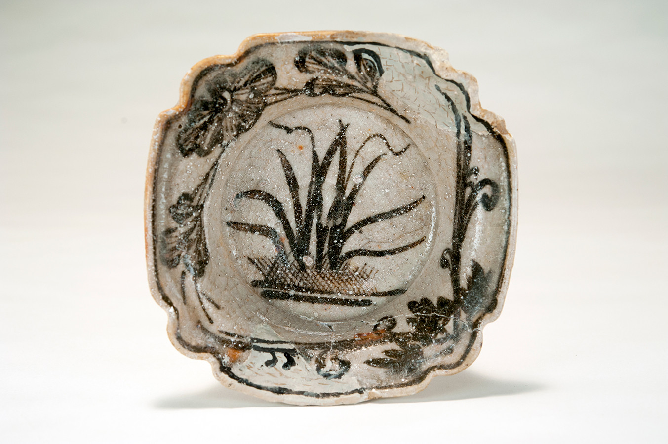 さかい利晶の杜「茶のうつわ－堺環濠都市遺跡から出土した名品－」　志野向付　堺市文化財課所蔵