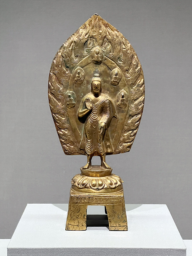 泉屋博古館東京「古美術逍遙　―東洋へのまなざし」会場より　重要文化財《弥勒仏立像》北魏時代 太和22年（498）