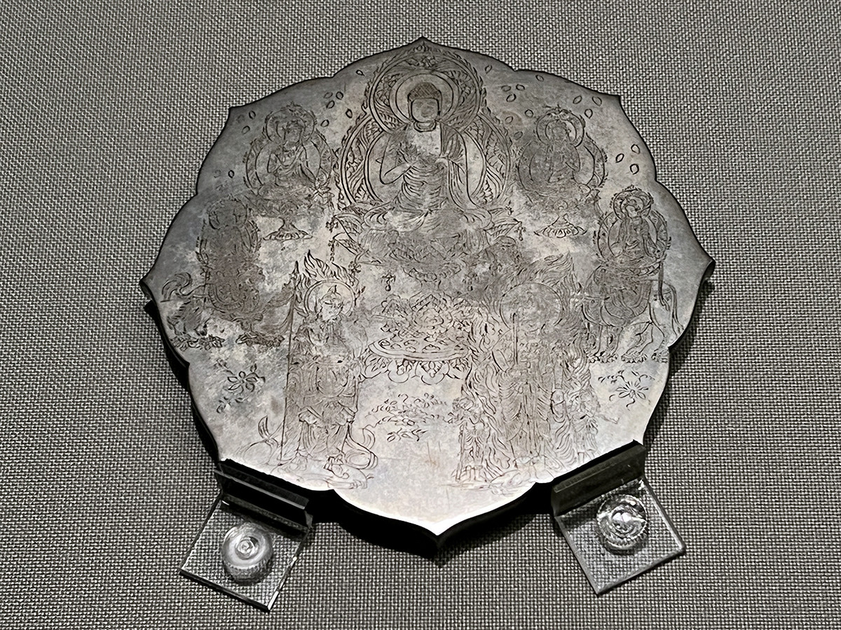 泉屋博古館東京「古美術逍遙　―東洋へのまなざし」会場より　国宝《線刻仏諸尊鏡像》平安時代 12世紀