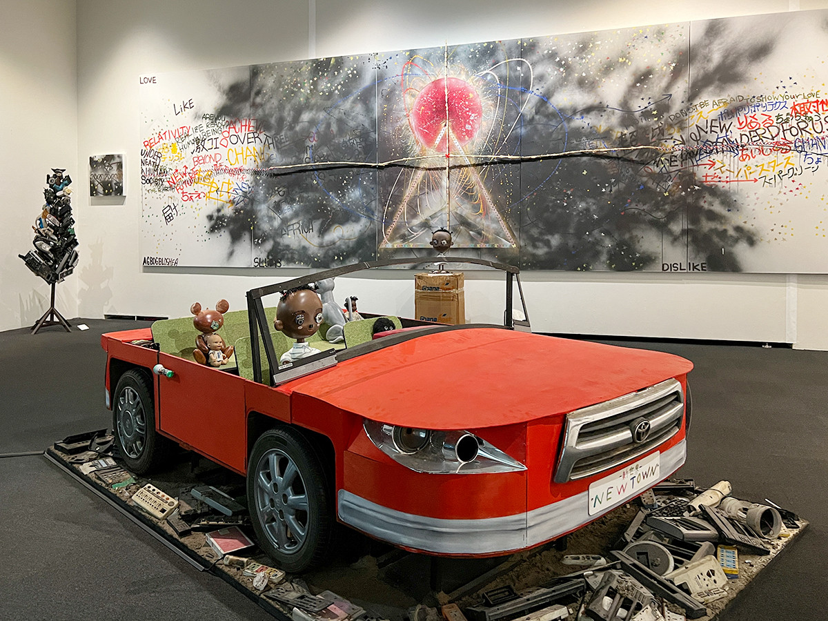 上野の森美術館「長坂真護展 Still A “BLACK” STAR Supported by なんぼや」会場より 長坂真護《We are same planet》2021