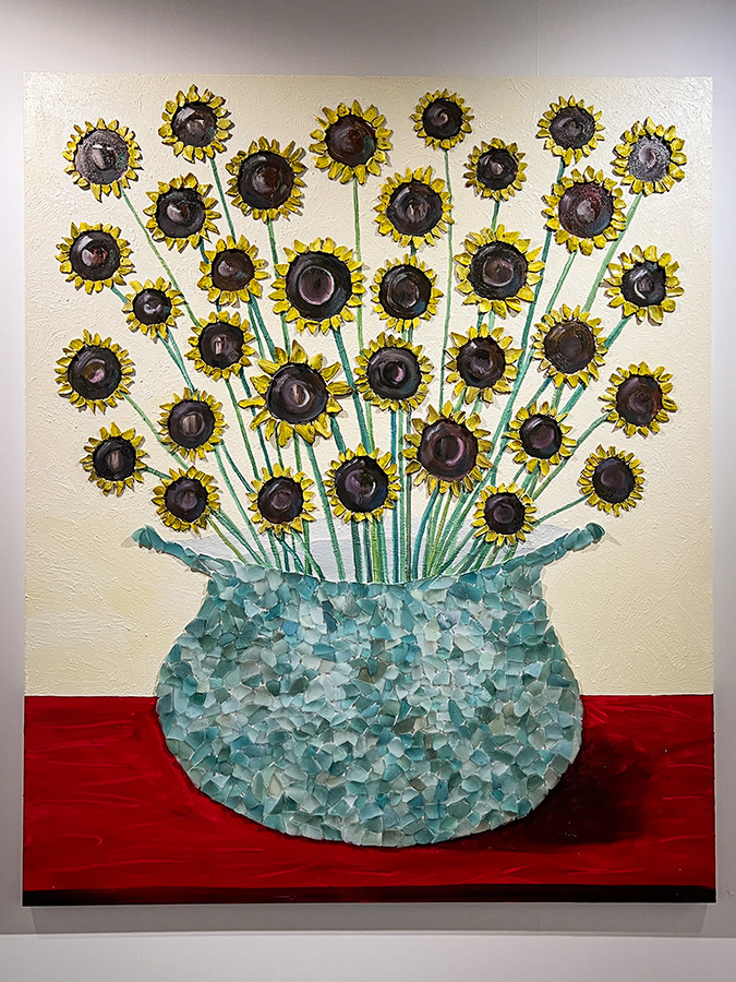 上野の森美術館「長坂真護展 Still A “BLACK” STAR Supported by なんぼや」会場より 長坂真護《向日葵》2022