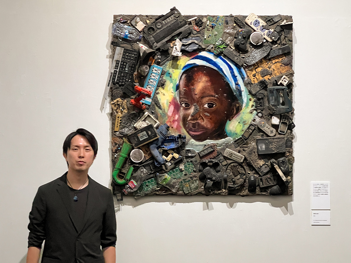 上野の森美術館「長坂真護展 Still A “BLACK” STAR Supported by なんぼや」会場より　長坂真護さん　右は《真実の湖 II》2019