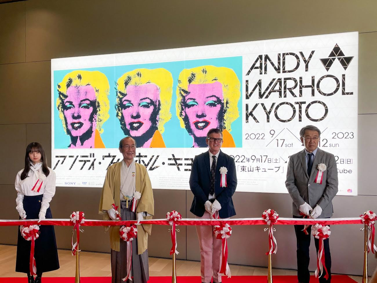 京都市京セラ美術館「アンディ・ウォーホル・キョウト / ANDY WARHOL KYOTO」会場  （左から）齋藤飛鳥（乃木坂46、展覧会オーディオガイドナレーター）、門川大作（京都市長）、パトリック・ムーア（（アンデ・ウォーホル美術館館長）、渡辺和則（ソニーミュージックエンタテインメント取締役執行役員）