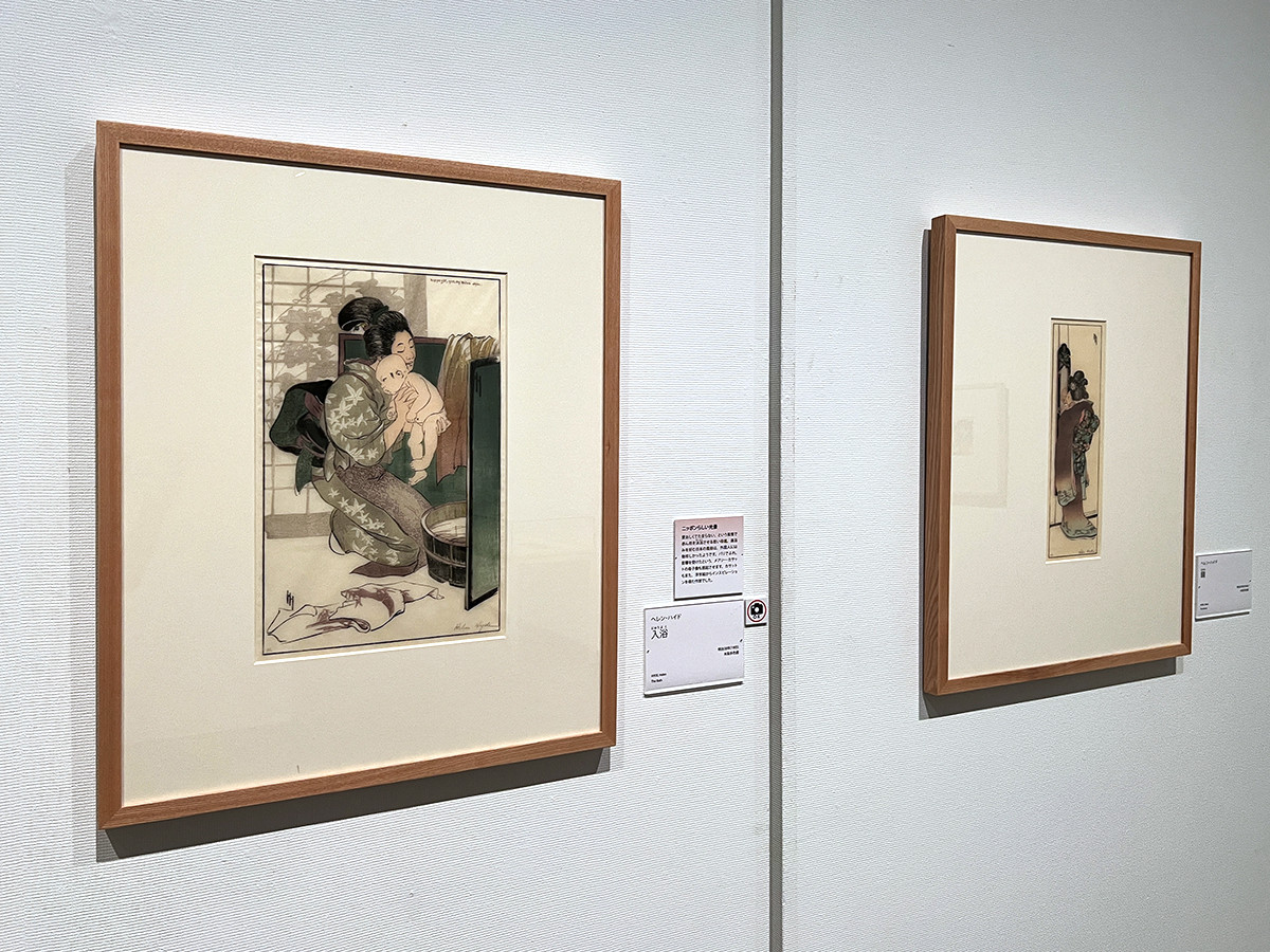 千葉市美術館「新版画　進化系UKIYO-Eの美」会場より　（左から）ヘレン・ハイド《入浴》明治38年（1905） ／ ヘレン・ハイド《鏡》明治37年（1904）