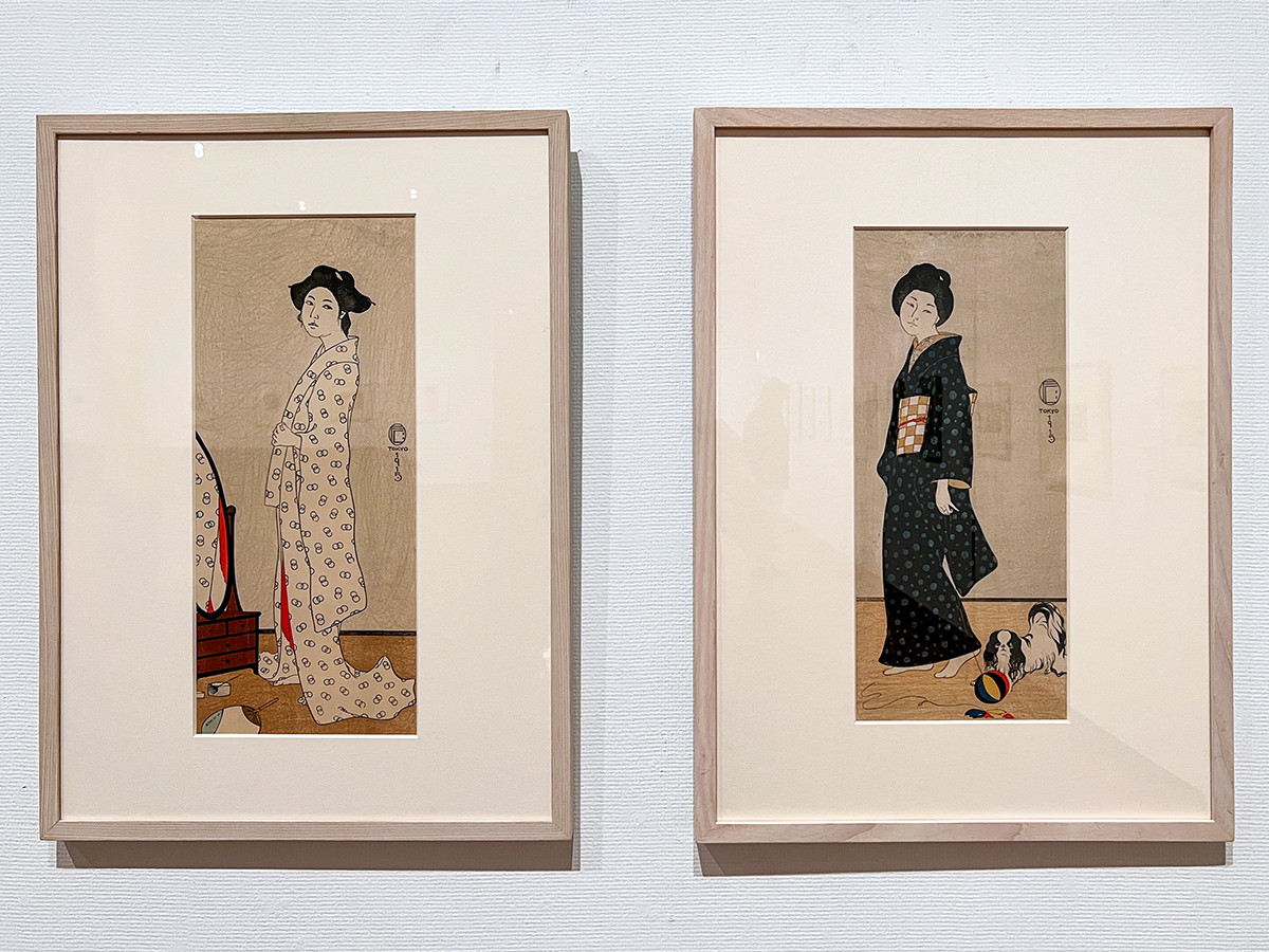 千葉市美術館「新版画　進化系UKIYO-Eの美」会場より　（左から）フリッツ・カペラリ《鏡の前の女（立姿）》大正4年（1915）版元：渡邊庄三郎 ／ フリッツ・カペラリ《女に戯れる狆》大正4年（1915）版元：渡邊庄三郎