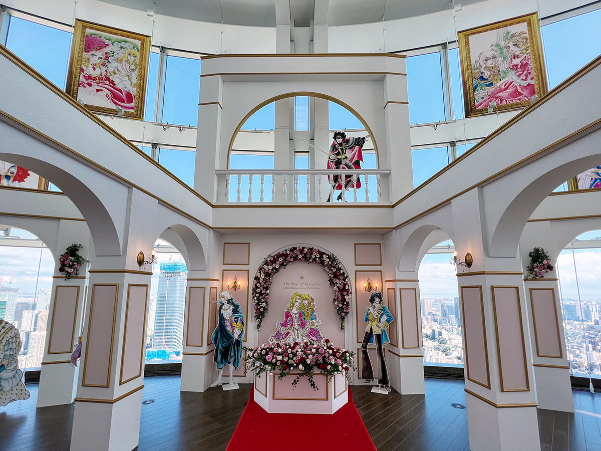 東京シティビュー「誕生50周年記念 ベルサイユのばら展 -ベルばらは永遠に-」序章「ベルサイユのばら」誕生エリアにある宮殿をイメージしたエントランス展示 ©池田理代子プロダクション