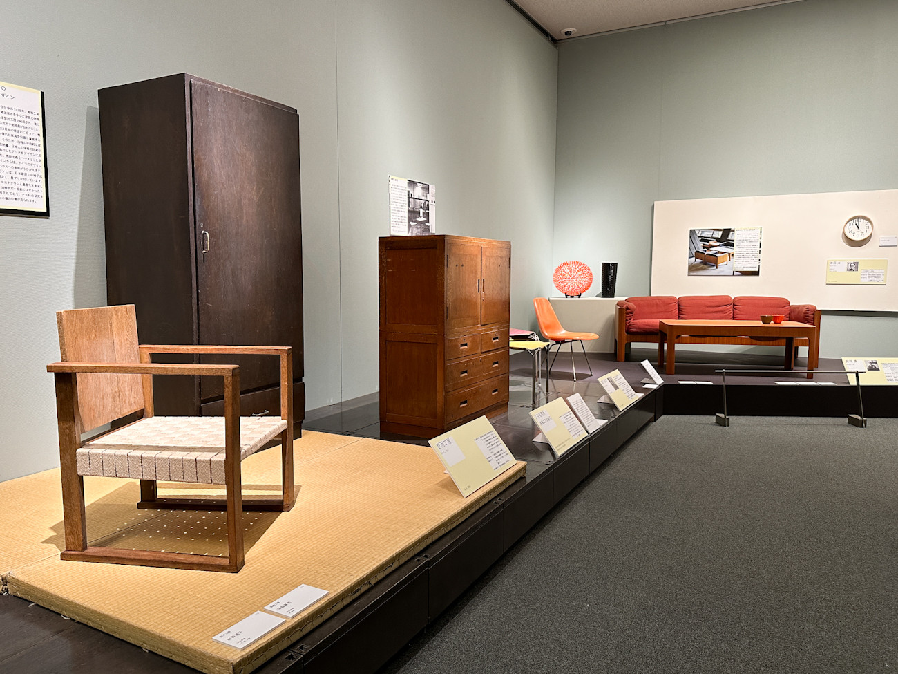 松戸市立博物館「松戸のたからもの　松戸市の美術コレクション」会場　形而工房による肘掛椅子や、剣持勇の作品など