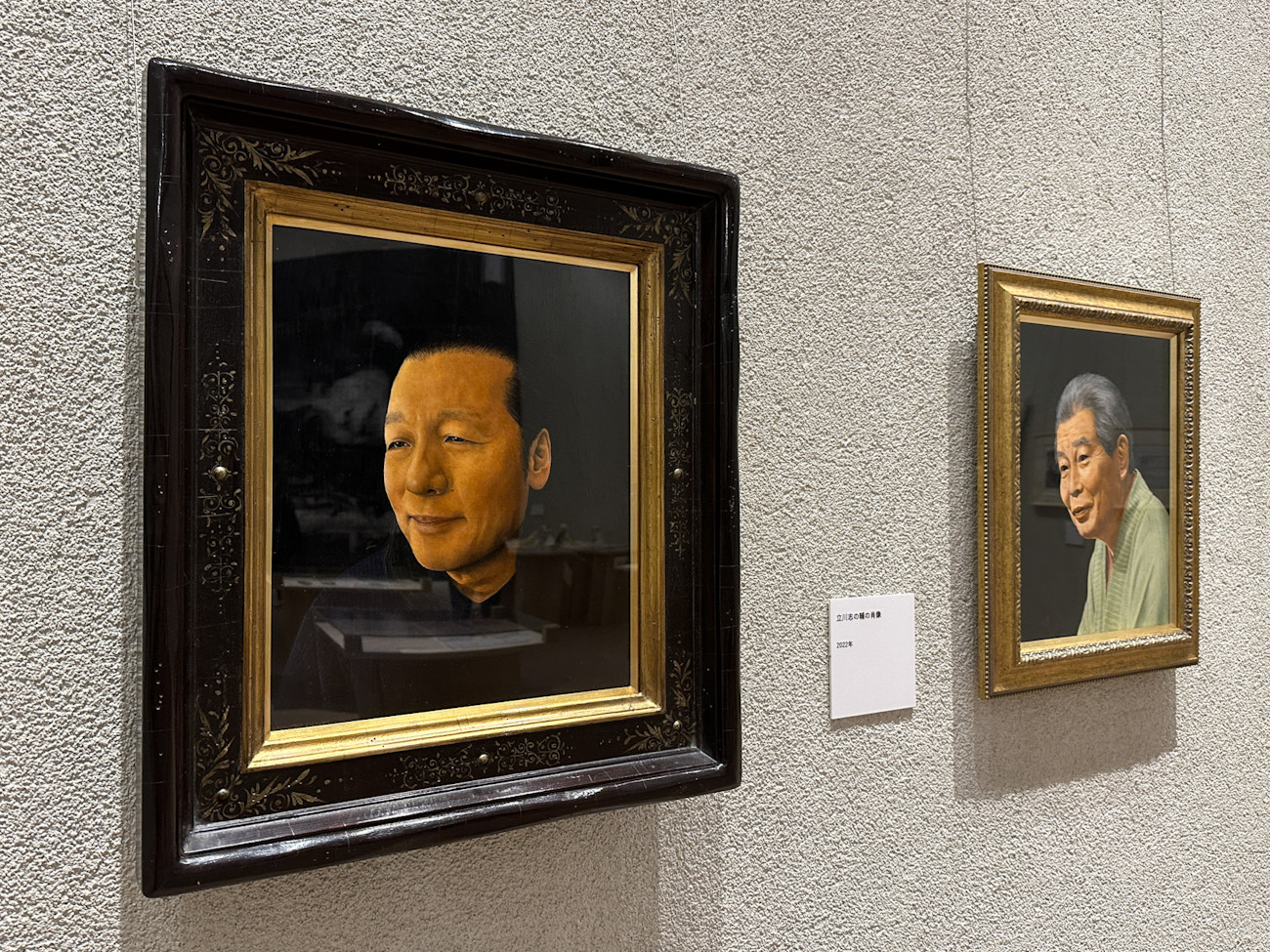 東京造形大学附属美術館「ヤマザキマリの世界」会場 (左から)《山下達郎の肖像》2022年 / 《立川志の輔の肖像》2022年