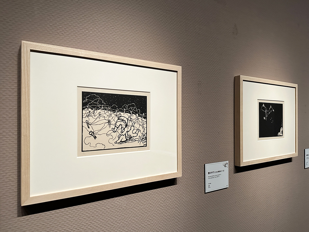 三菱一号館美術館「ヴァロットン ― 黒と白」会場より　（左から）《有刺鉄線》（これが戦争だ！ III）1916年 ／ 《闇の中で》 （これが戦争だ！ IV）1916年