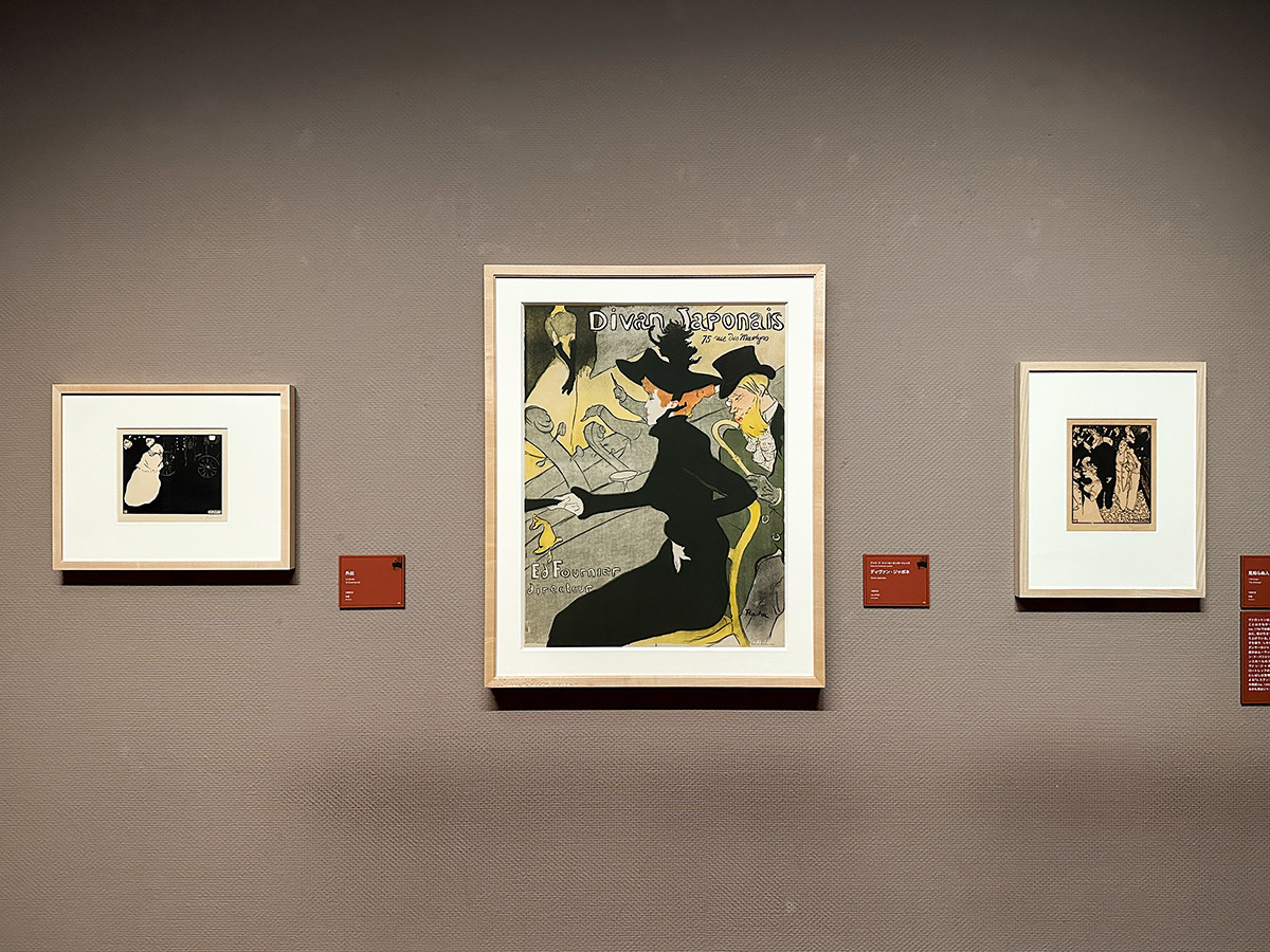 三菱一号館美術館「ヴァロットン ― 黒と白」会場より (左から)《外出》1895年 / アンリ・ド・トゥールーズ=ロートレック《ディヴァン・ジャポネ》1893年 / 《見知らぬ人》1894年