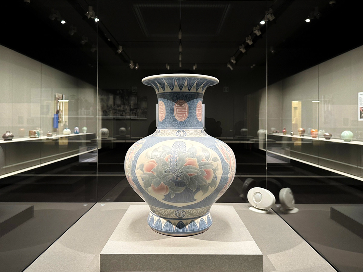 泉屋博古館東京「生誕150年記念 板谷波山の陶芸」会場
