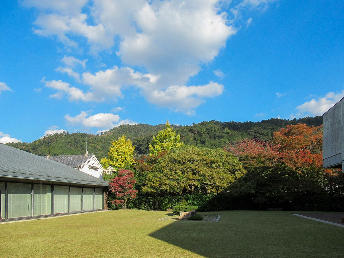 泉屋博古館「木島櫻谷 ― 山水夢中 ―」会場より　心和む秋の中庭