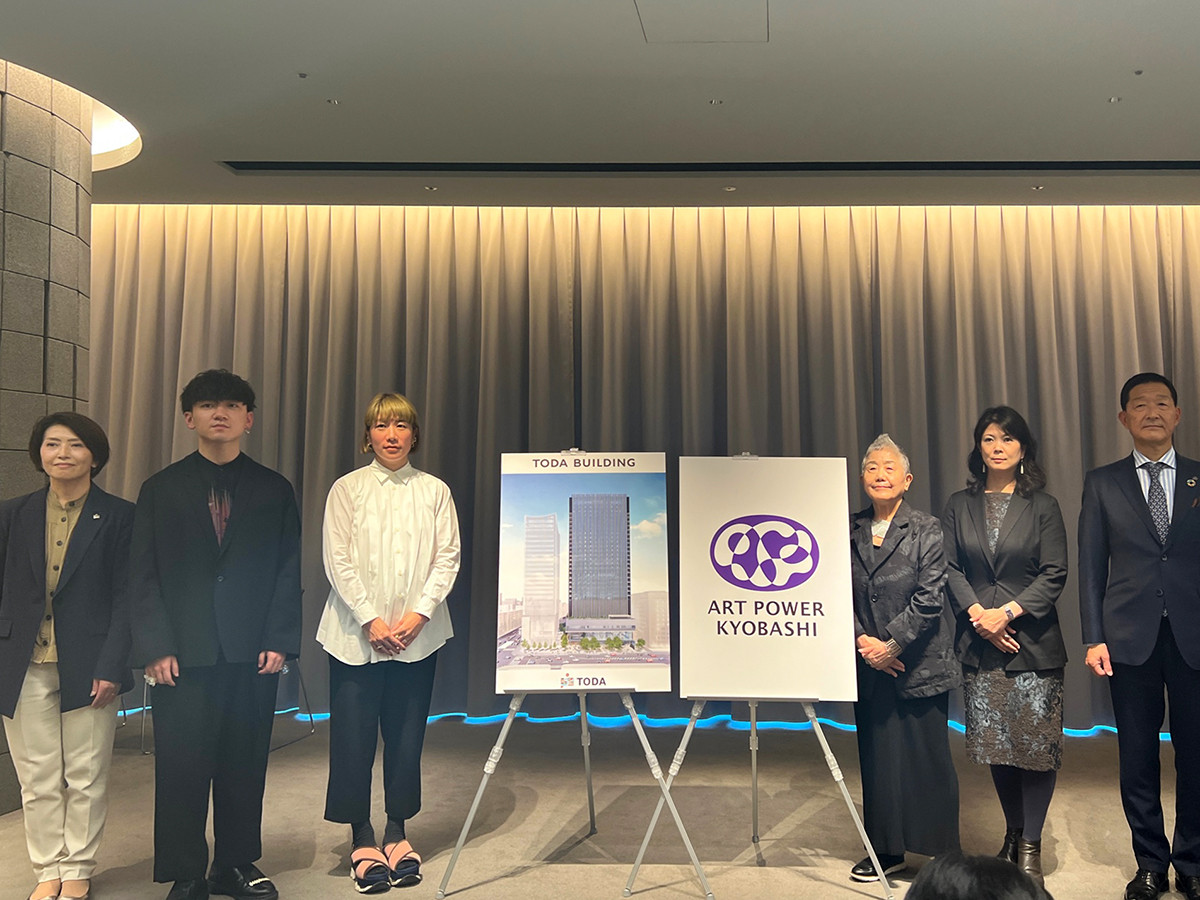 戸田建設アート事業「ART POWER KYOBASHI」 記者内覧会 (左から)小林彩子(戸田建設・京橋プロジェクト推進部部長)、小野澤峻(アーティスト)、毛利悠子(アーティスト)、小池一子(ART POWER KYOBASHIアドバイザー)、飯田志保子(パブリック・アート・キュレーター)、植草弘(戸田建設・戦略事業推進室長)