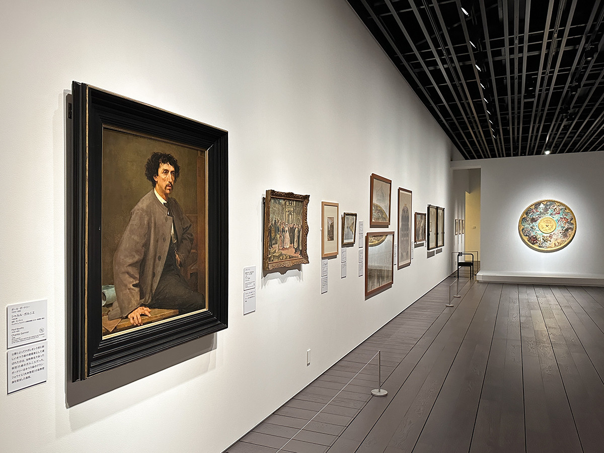 アーティゾン美術館「パリ・オペラ座 ― 響き合う芸術の殿堂」会場より　序曲「ガルニエ宮の誕生」展示風景　（左）ポール・ボードリー《シャルル・ガルニエ》1868年 ヴェルサイユ宮殿美術館（オルセー美術館に寄託）など