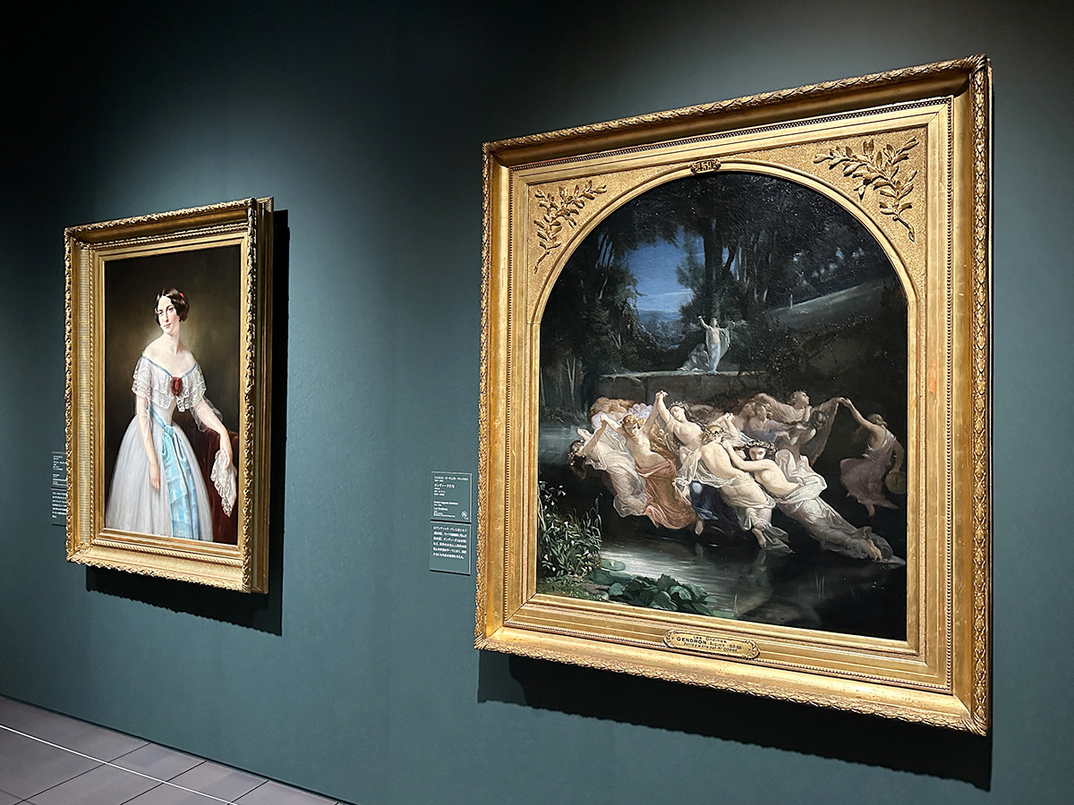 アーティゾン美術館「パリ・オペラ座 ― 響き合う芸術の殿堂」会場より　展示風景　（左から）ジュール・ロール《ファニー・チェリートの肖像》19世紀 フランス国立図書館 ／ エルネスト・オーギュスト・ジャンドロン《オンディーヌたち》1846年 ボルドー美術館