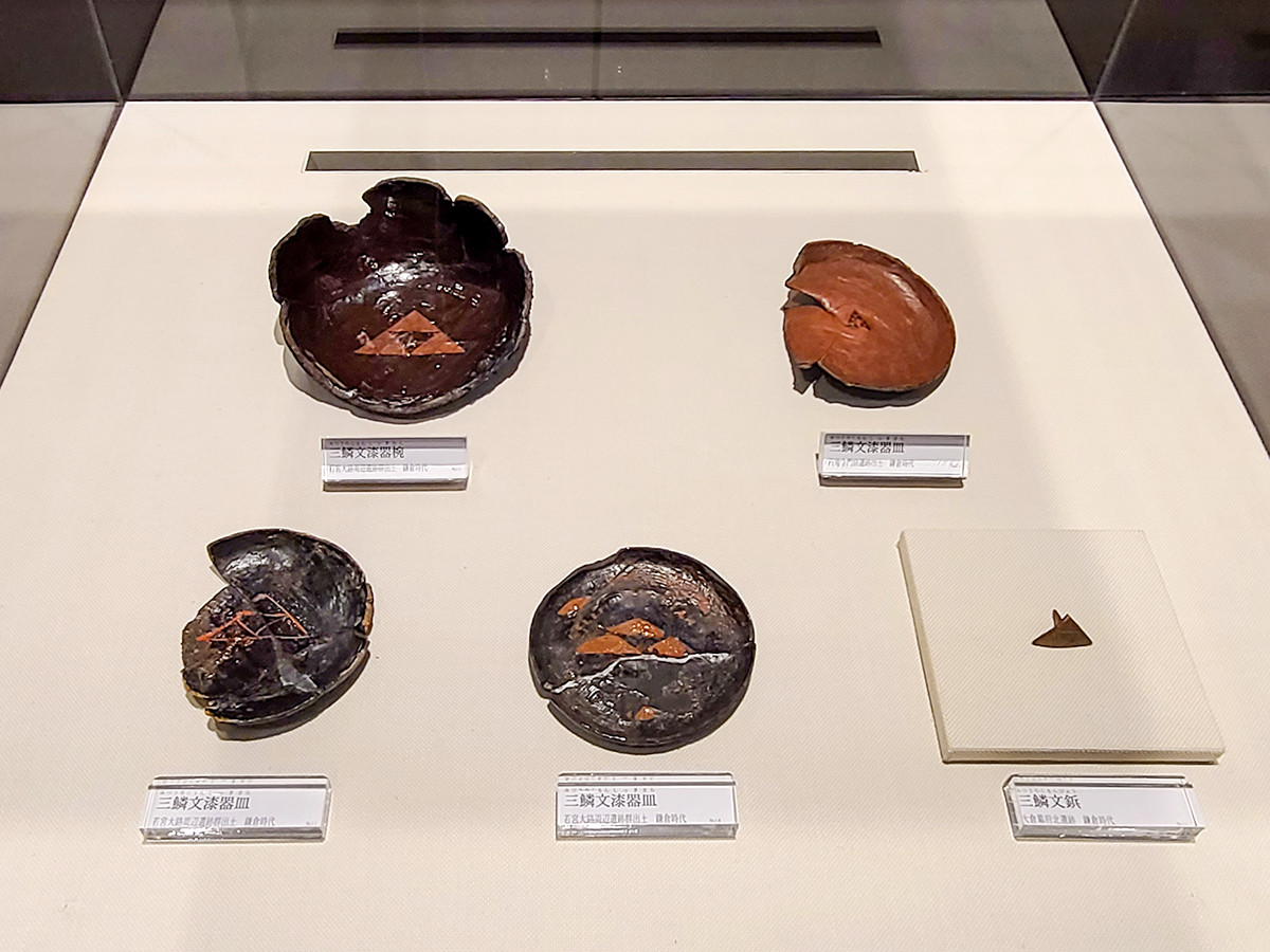 鎌倉歴史文化交流館「北条氏展 vol.4 北条義時の子どもたち―中世都市鎌倉の黎明―」会場より 三鱗文と北条氏