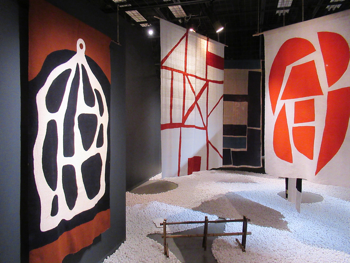 美術館「えき」KYOTO「柚木沙弥郎 life・LIFE展」会場より モダンデザインの作品も素敵