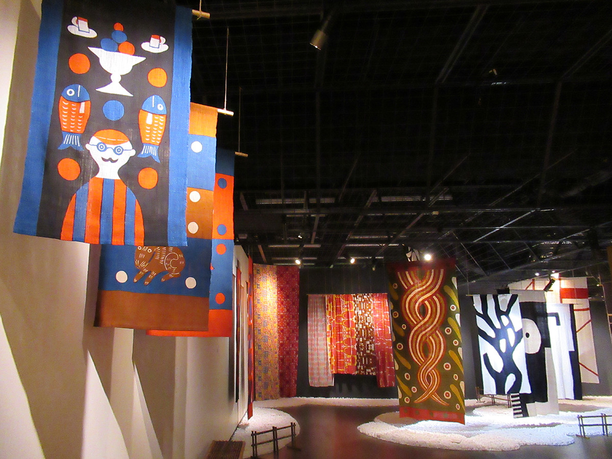 美術館「えき」KYOTO「柚木沙弥郎 life･LIFE展」会場より　風の揺らぎを感じるような軽やかさ　「布の森」展示風景