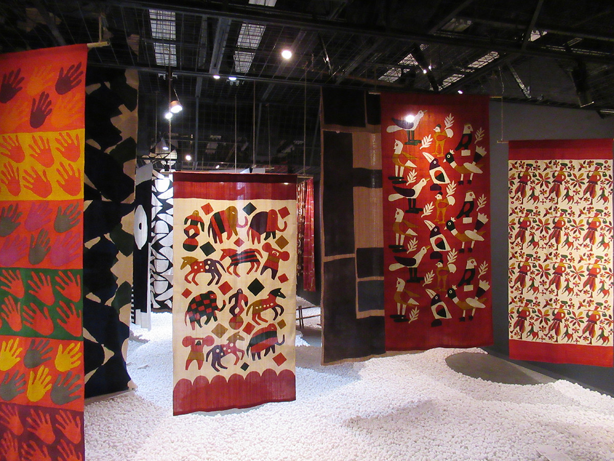 美術館「えき」KYOTO「柚木沙弥郎 life･LIFE展」会場より　職人さんの手や歩く人をモチーフにした染布
