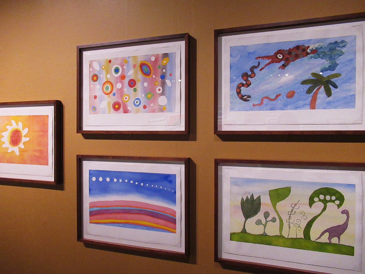 美術館「えき」KYOTO「柚木沙弥郎 life・LIFE展」会場より 絵本原画展示風景 『せんねんまんねん』2008年 理論社