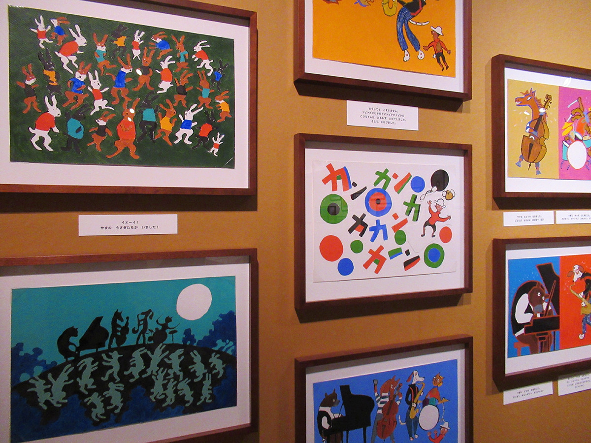 美術館「えき」KYOTO「柚木沙弥郎 life・LIFE展」会場より 絵本原画展示風景 『つきよのおんがくかい』1999年 木城えほんの郷蔵