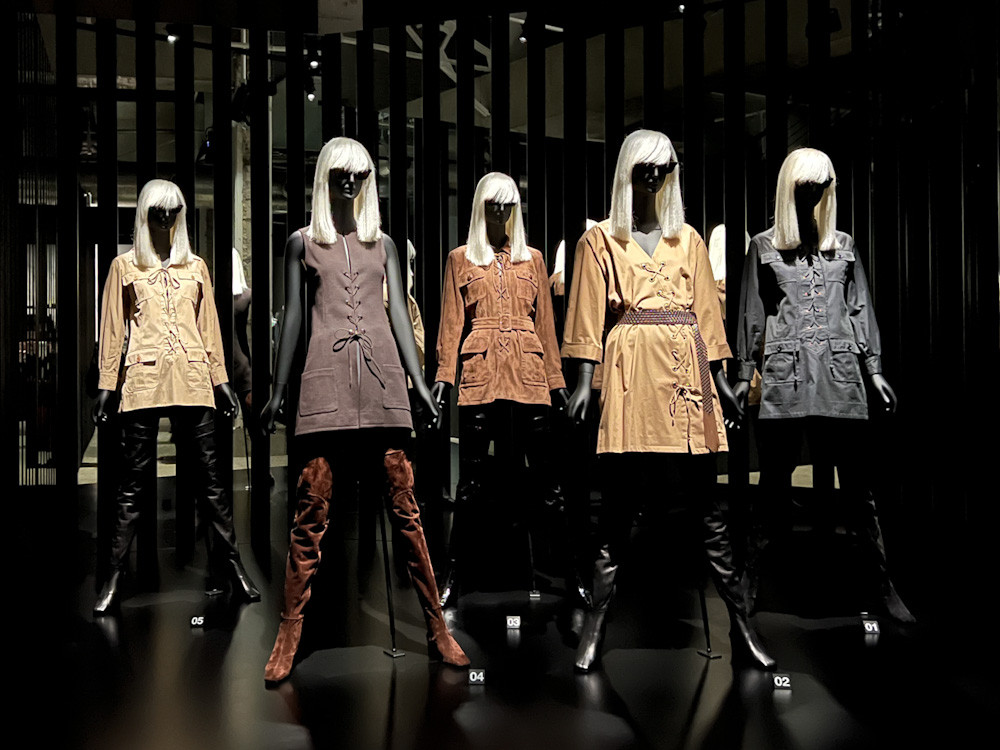 寺田倉庫 B&C HALL・E HALL「BETTY CATROUX - YVES SAINT LAURENT 唯一無二の女性展」会場