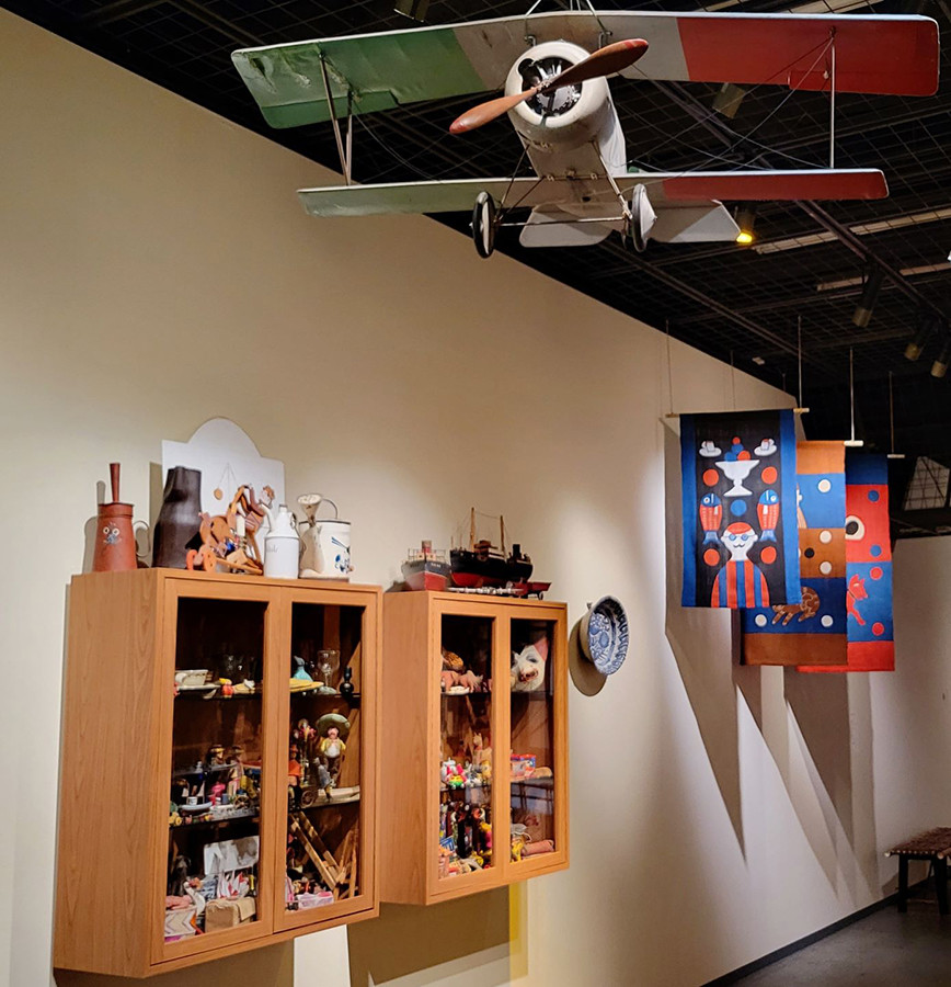 美術館「えき」KYOTO「柚木沙弥郎 life･LIFE展」会場より　柚木さんのコレクション［写真提供： 美術館「えき」KYOTO］