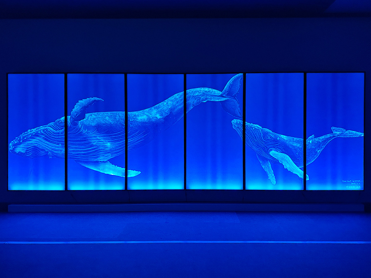 そごう美術館「光の芸術家 ゆるかわふうの世界～宇宙（そら）の記憶」会場より　《YOU GOT WATER 01》2015年