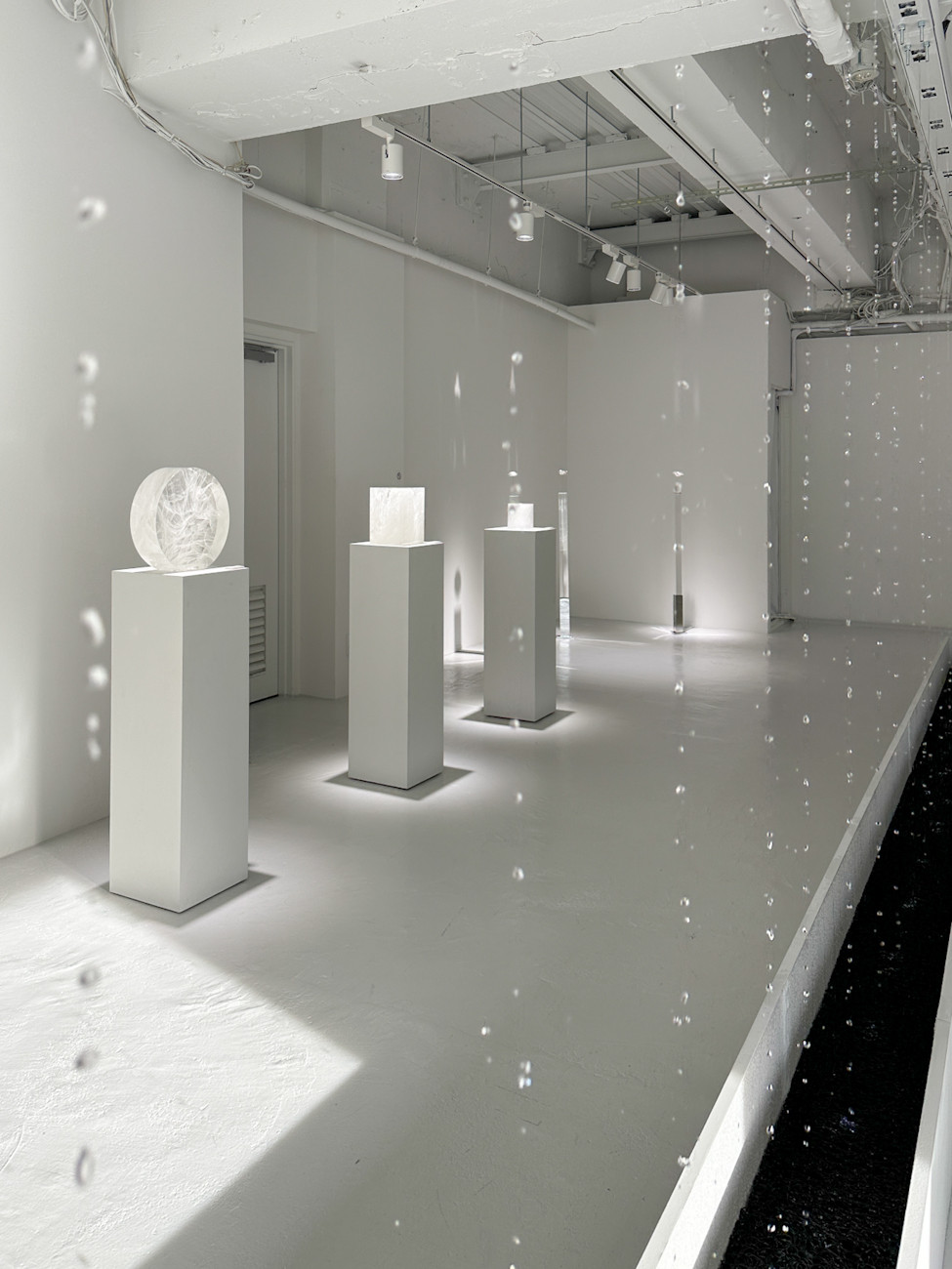 BAG-Brillia Art Gallery-「Takahiro Matsuo “Light Crystallized” 」会場　手前はインスタレーション作品《SPECTRA》