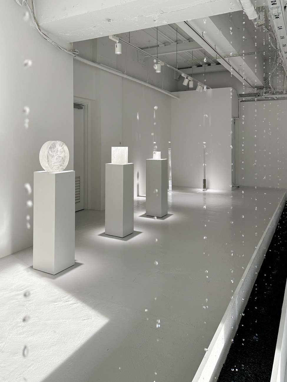 BAG-Brillia Art Gallery-「Takahiro Matsuo “Light Crystallized” 」会場 手前はインスタレーション作品《SPECTRA》