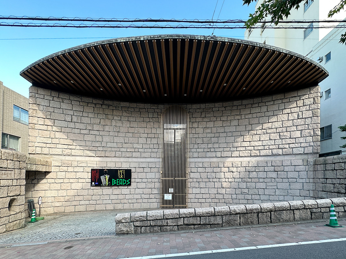渋谷区立松濤美術館「ビーズ ― つなぐ かざる みせる」会場入口