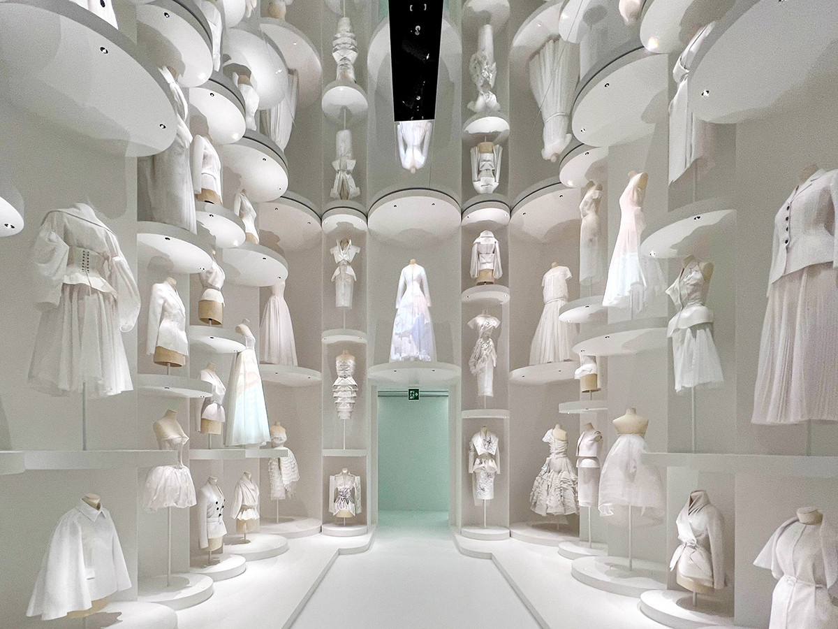東京都現代美術館「クリスチャン・ディオール、 夢のクチュリエ」会場より　「ディオールのアトリエ」
