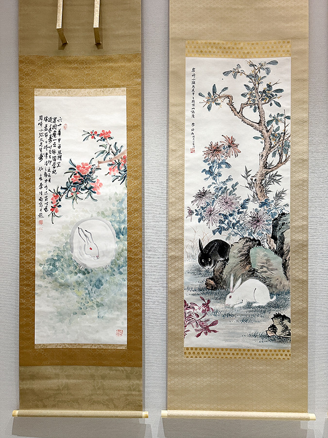 静嘉堂文庫美術館「初春を祝う ― 七福うさぎがやってくる!」会場より (左から)李培雨《兎図》中華民国28年(1939) / 李培雨《双兎図》中華民国28年(1939)