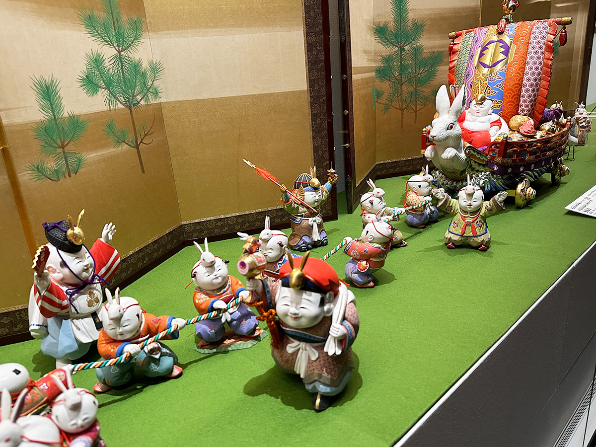 静嘉堂文庫美術館「初春を祝う ― 七福うさぎがやってくる!」会場より 五世大木平藏《木彫彩色御所人形》昭和14年(1939)